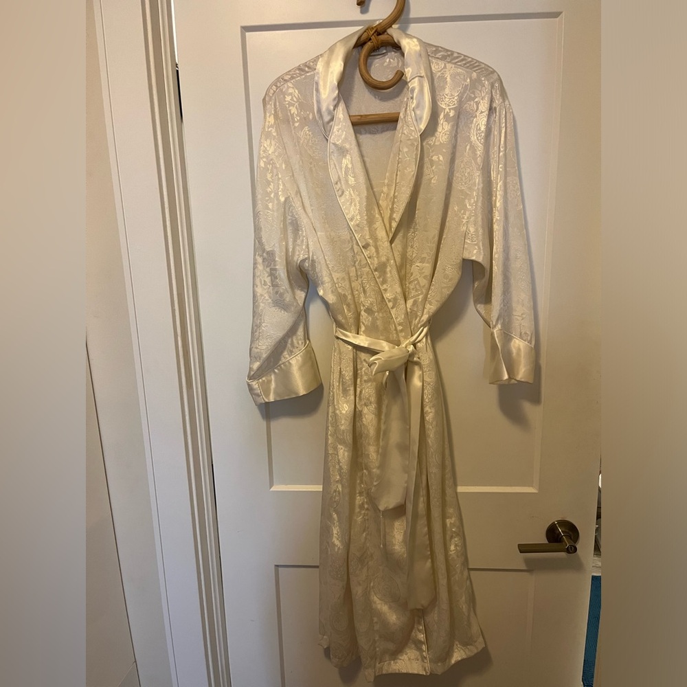 EUC Vintage Victoria’s Secret ivory satin robe